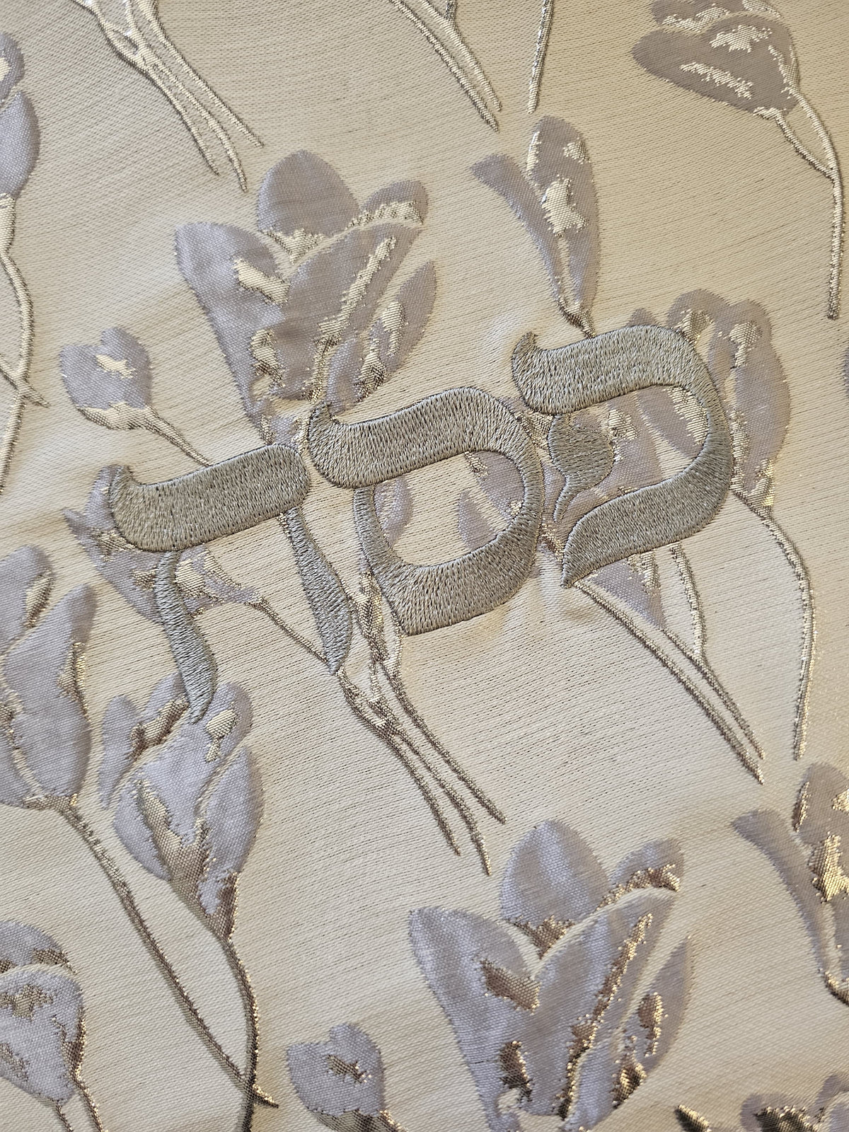 Silver Meadow matzah set, detail of the silver weave | MitzvahArt