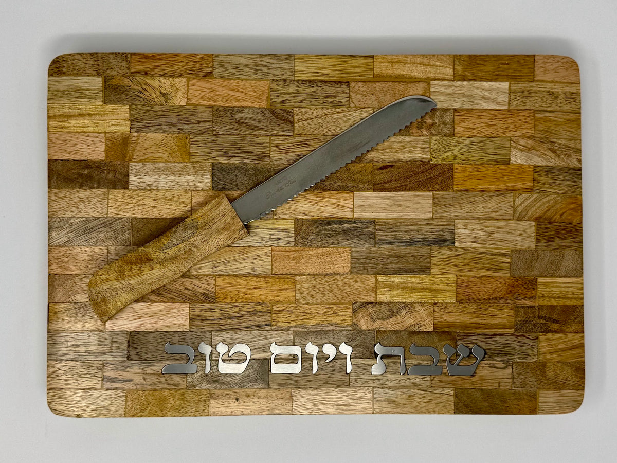 Challah tray with the knife resting across the board | MitzvahArt