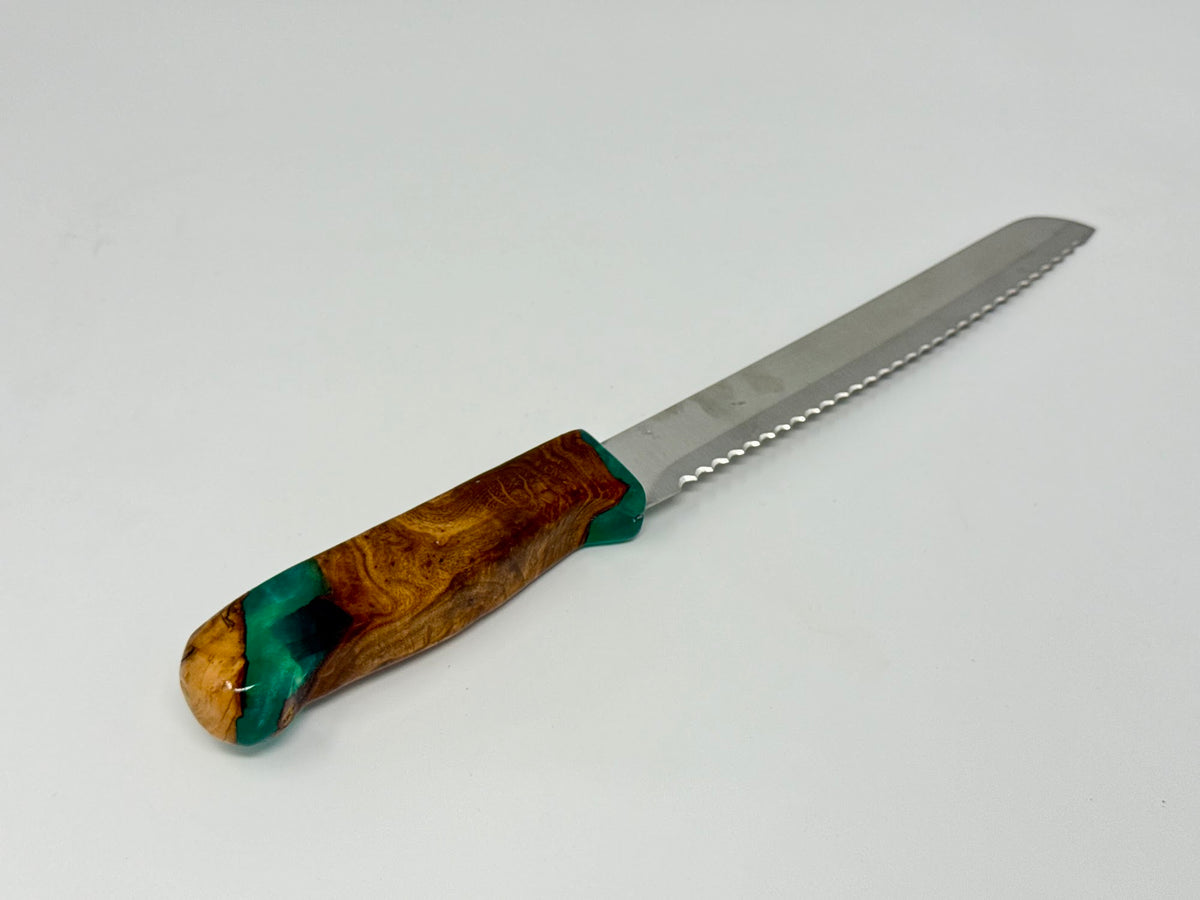 Etz HaChaim challah knife No. 1, detail of the olive grain and green resin | MitzvahArt