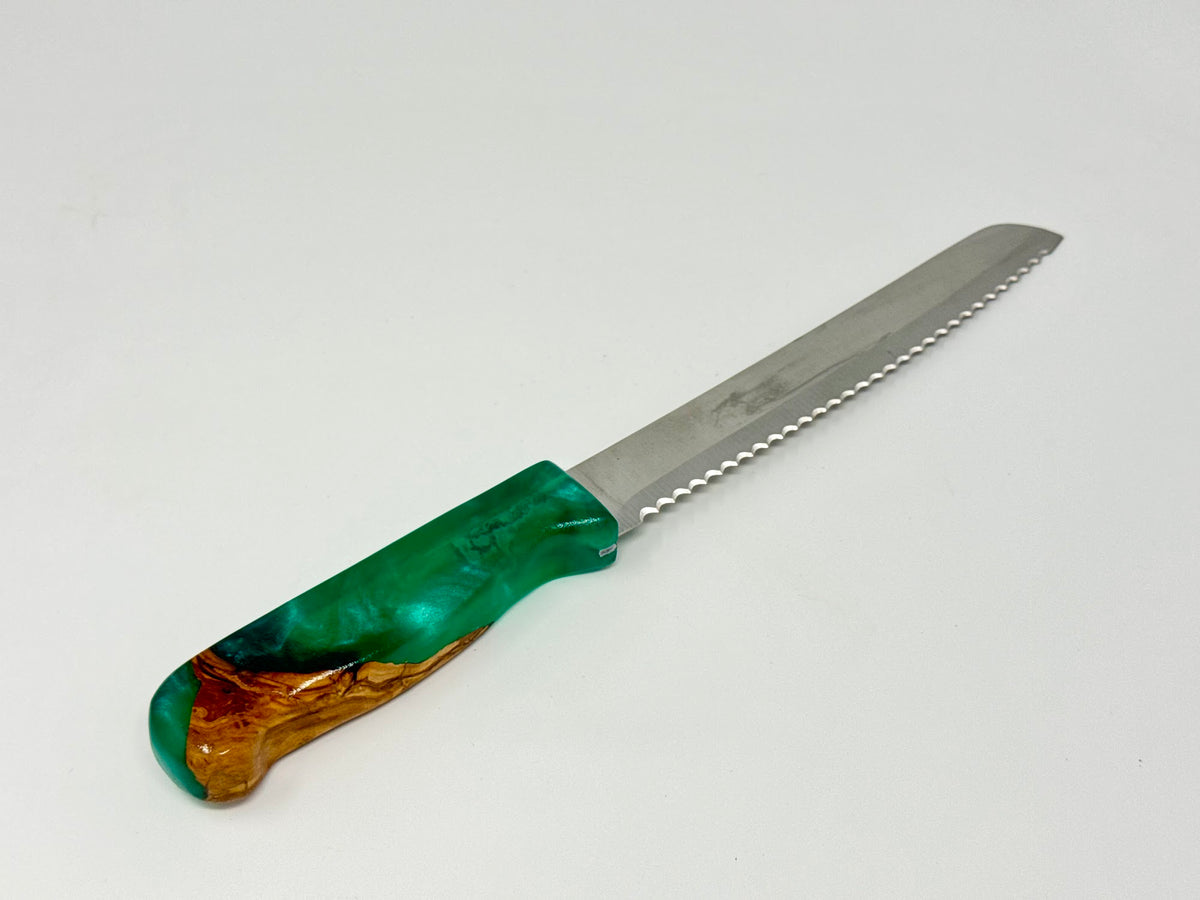 Etz HaChaim challah knife No. 3, detail of the green resin in the grain | MitzvahArt