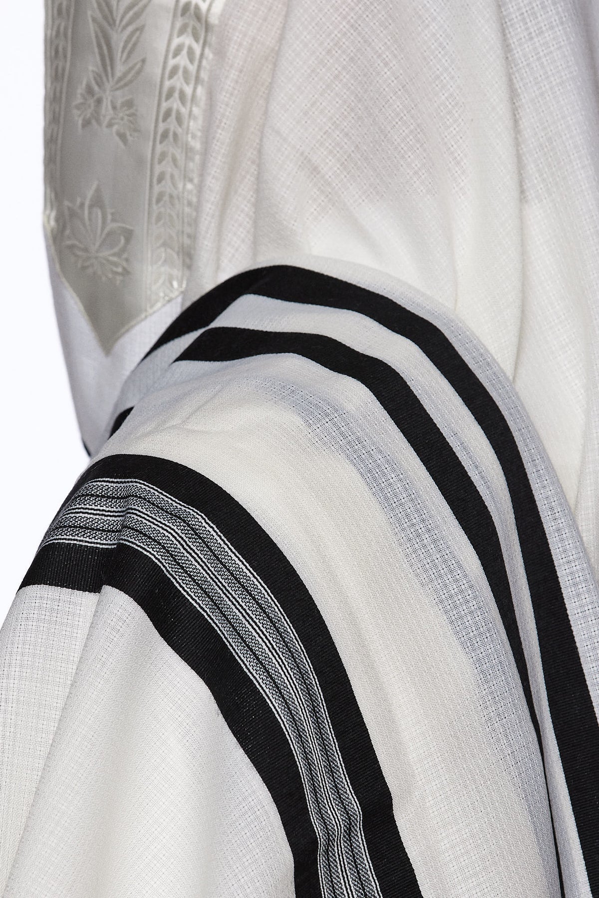 Musaf tallit, corner with kosher tzitzit | MitzvahArt