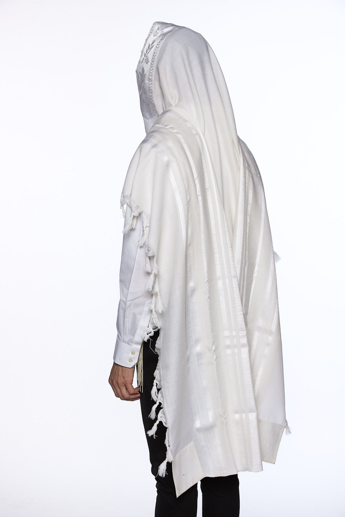 Mofet Yishtabach tallit, close view of the embroidered atarah | MitzvahArt