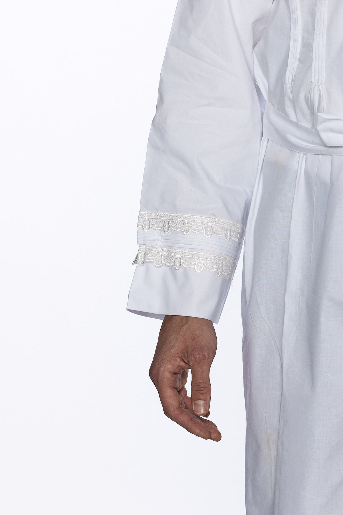 Kittel with lace detail, back view | MitzvahArt