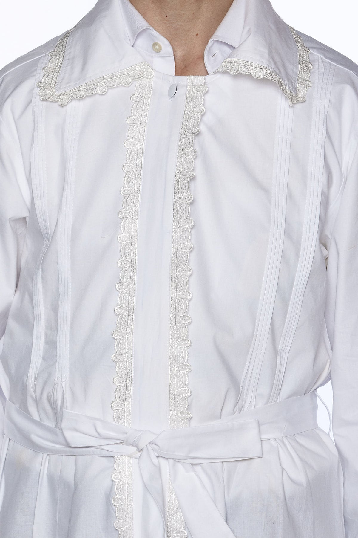 Kittel with lace detail, side view | MitzvahArt