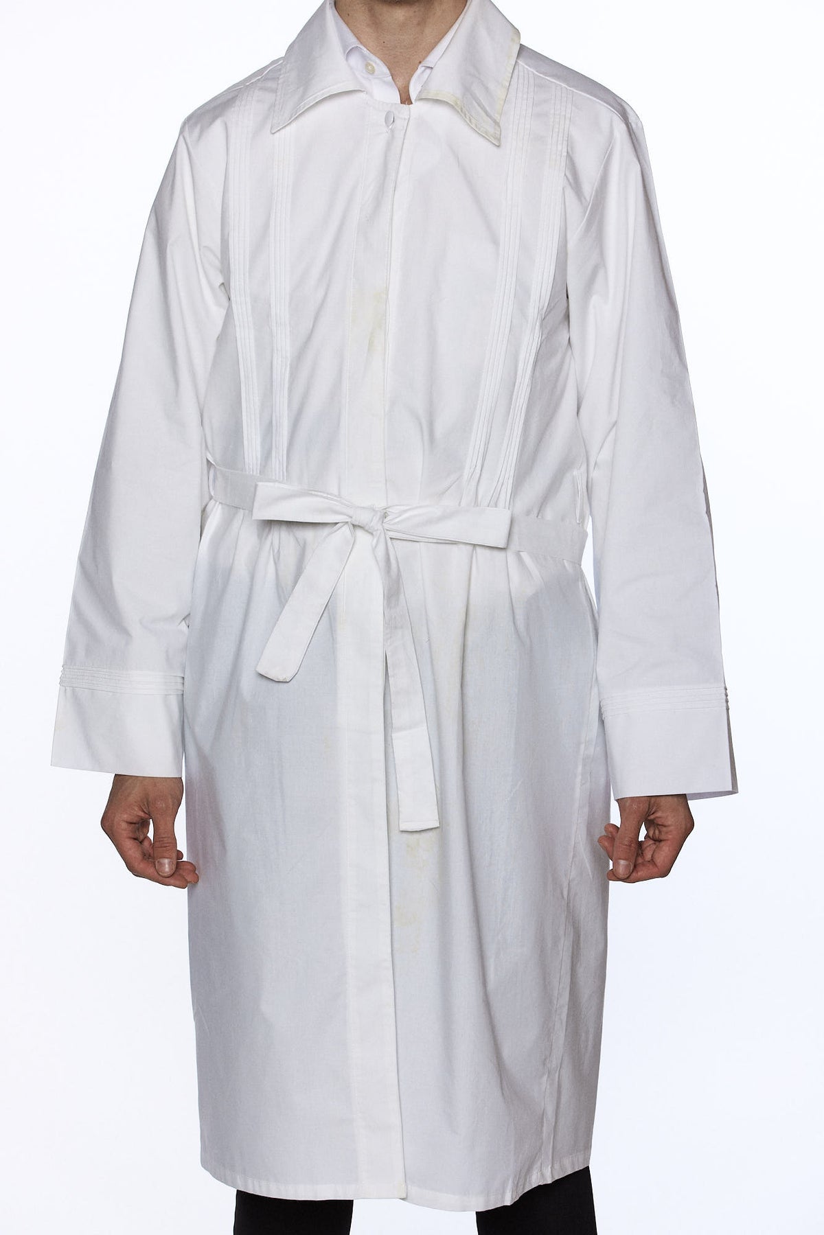 Plain white kittel, back view | MitzvahArt