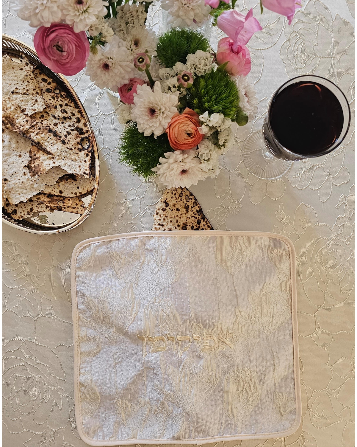 White Tulip matzah set, close view of the tulip weave | MitzvahArt