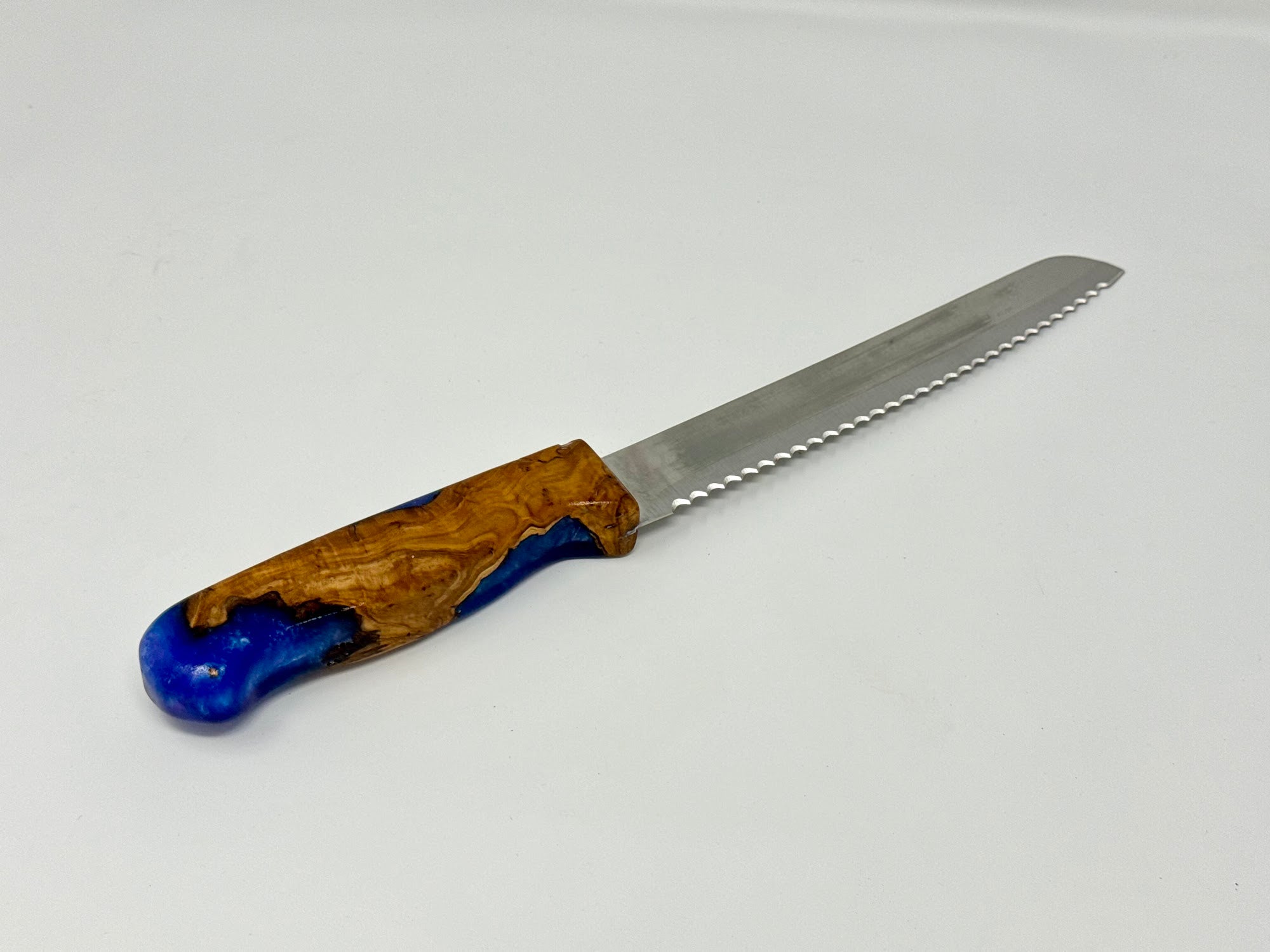 Rekia HaShamayim challah knife No. 5, detail of the blue resin | MitzvahArt