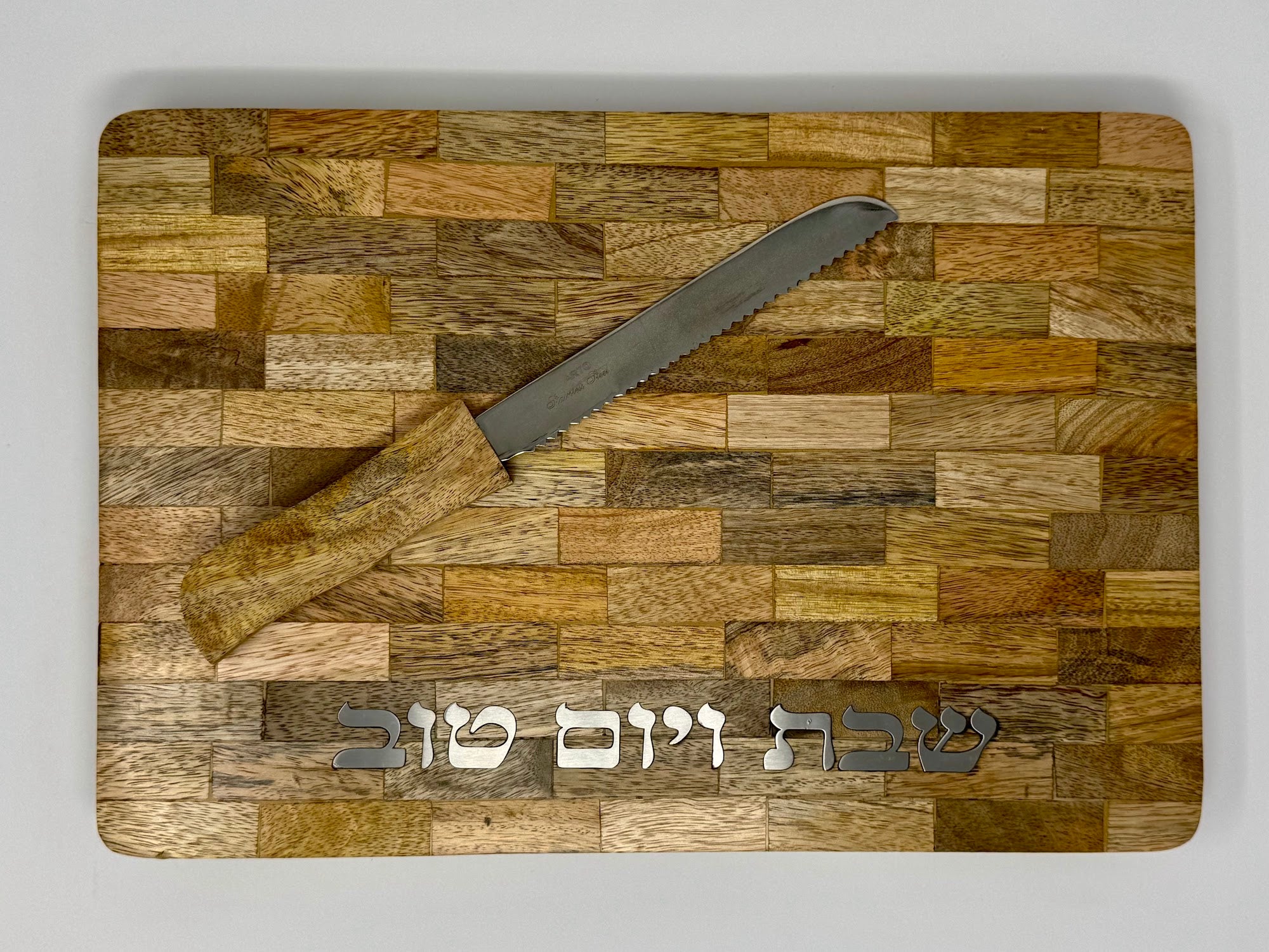 Challah tray with the knife resting across the board | MitzvahArt