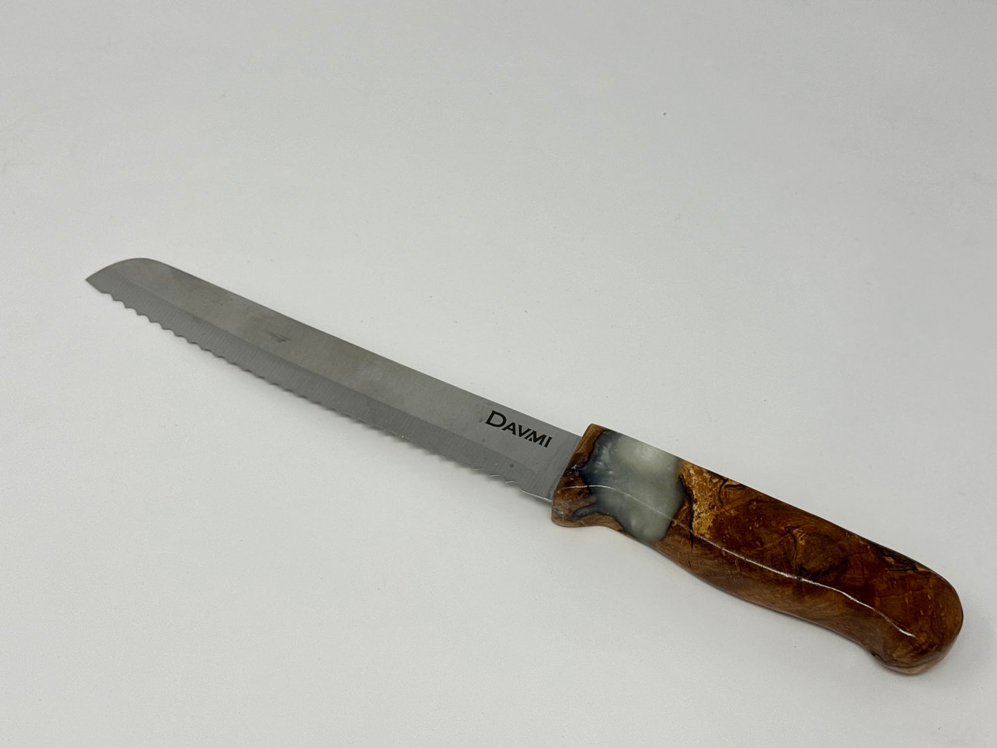Lechem HaPanim challah knife No. 1, detail of the white resin in the grain | MitzvahArt