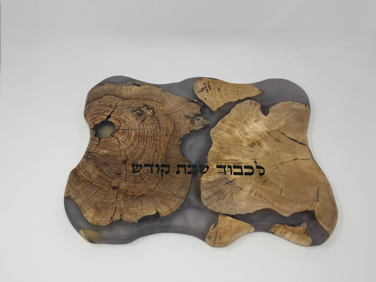 Ananei Kavod challah board, lilac grey resin settling around the wood | MitzvahArt