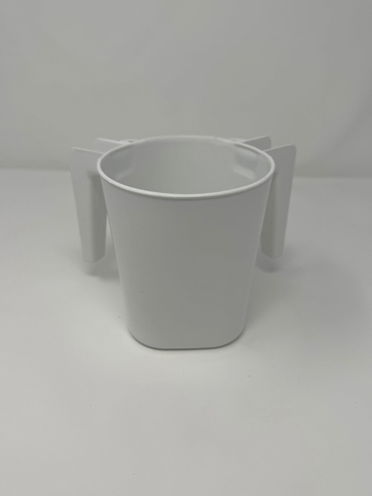Plastic washing cup 13 cm in white, front view | MitzvahArt