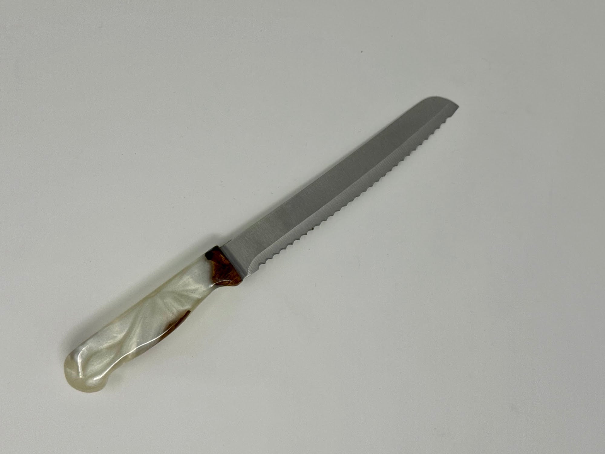 Lechem HaPanim challah knife No. 2, detail of the handle | MitzvahArt