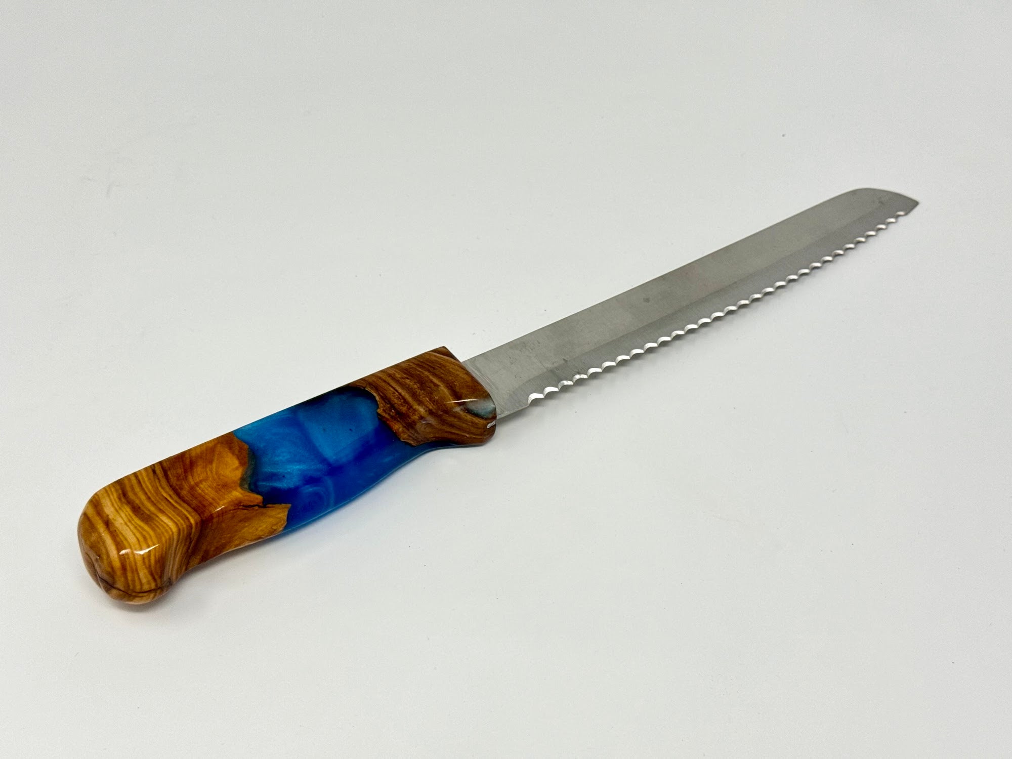Rekia HaShamayim challah knife No. 3, detail of the blue resin | MitzvahArt