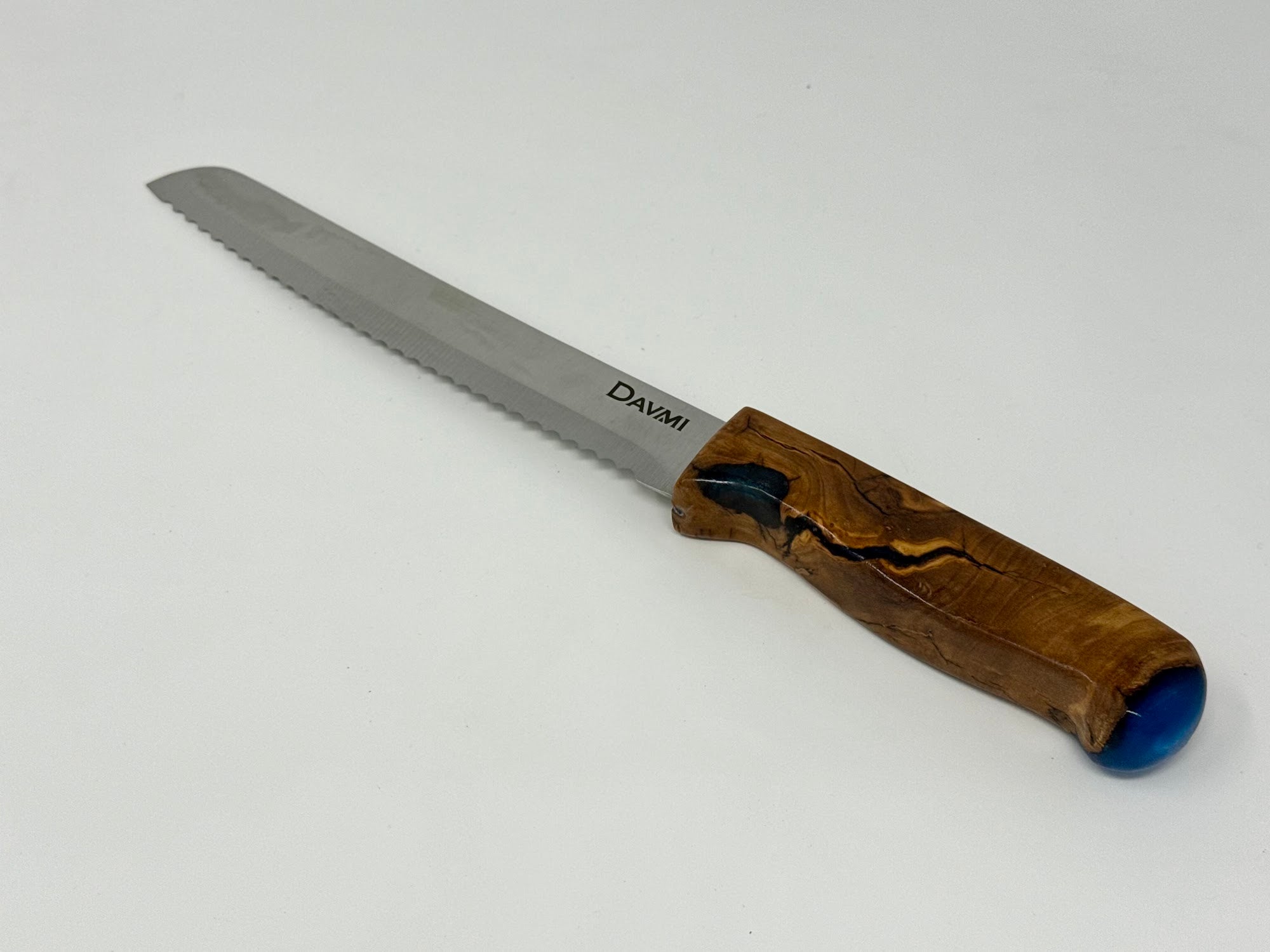 Rekia HaShamayim challah knife No. 1, detail of the blue resin in the grain | MitzvahArt