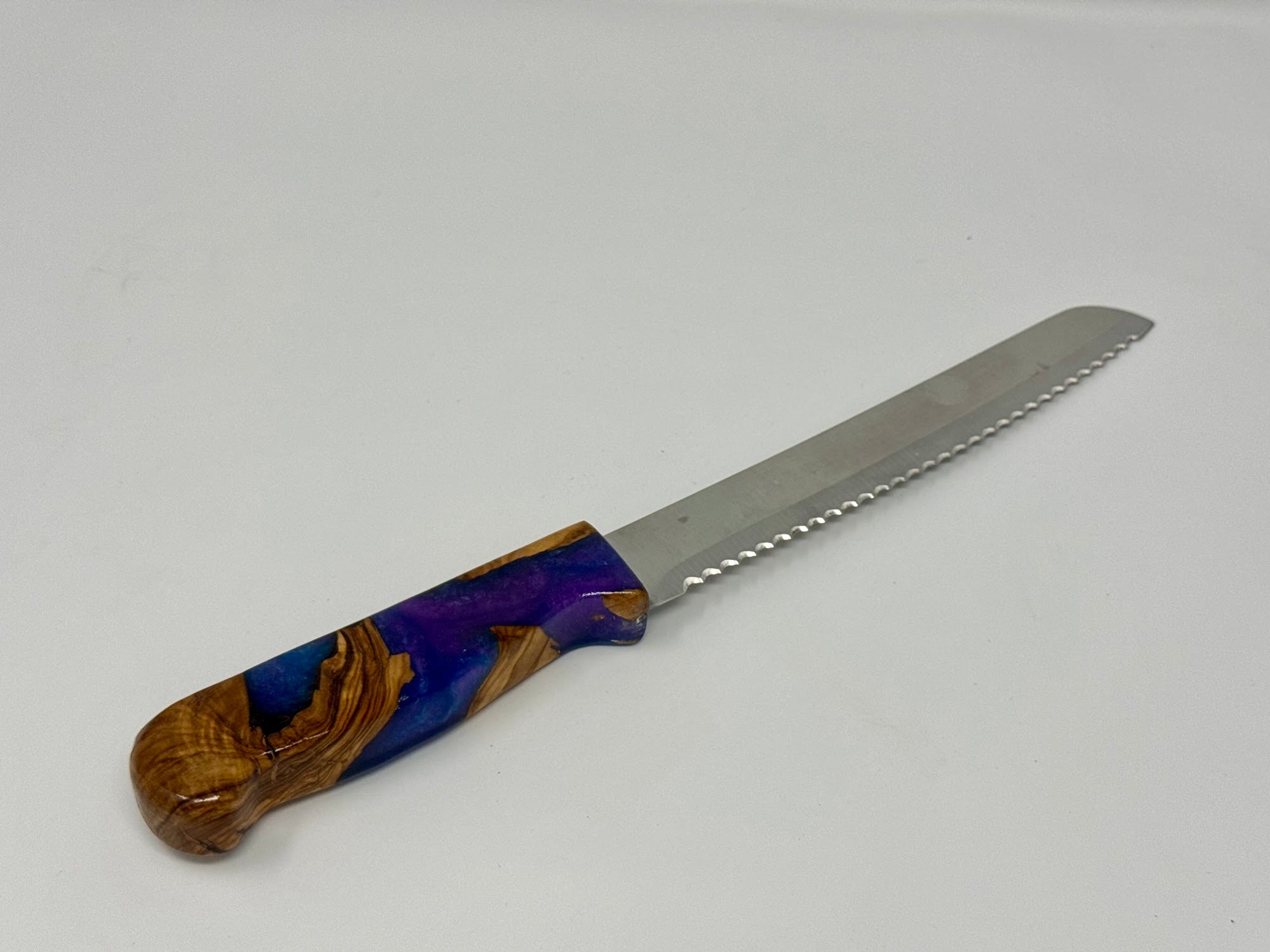 Anvei HaGefen challah knife No. 1, detail of the purple resin in the grain | MitzvahArt