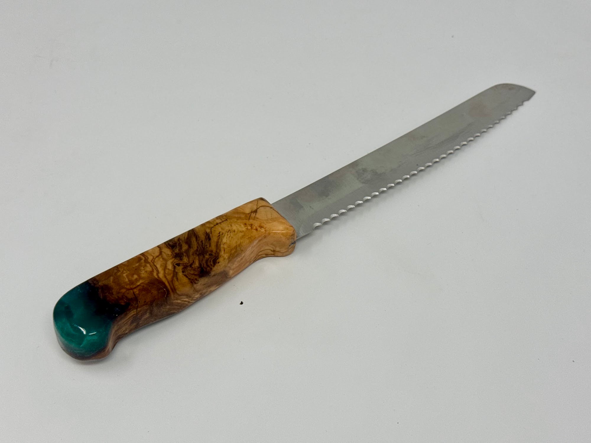 Hadras Kodesh challah knife, detail of the black resin and stainless steel blade | MitzvahArt