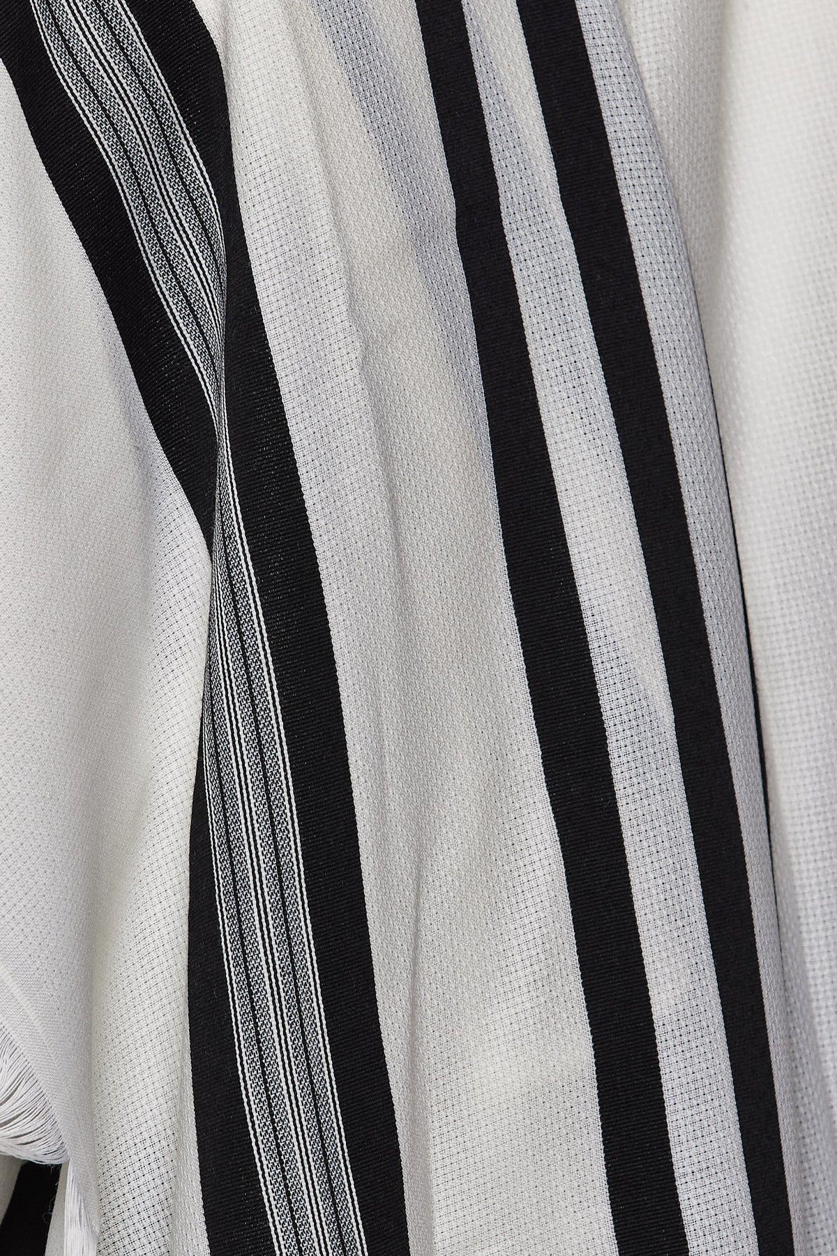 Mofet Lamenatzeach tallit, reinforced corner with hand-tied tzitzit | MitzvahArt