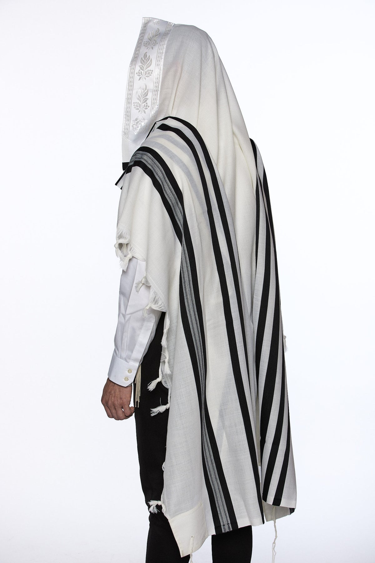 Mofet Lamenatzeach wool tallit with embroidered Lamenatzeach atarah | MitzvahArt