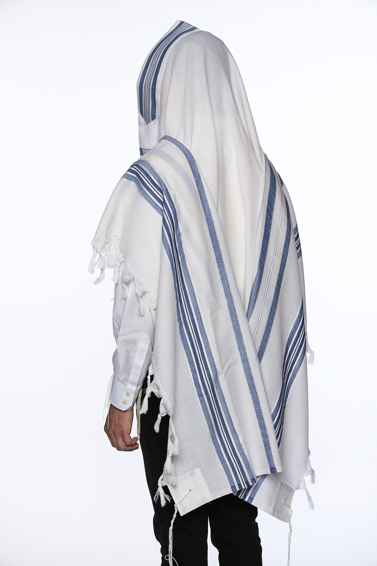 Mofet Lamenatzeach tallit, corner and tzitzit strings | MitzvahArt