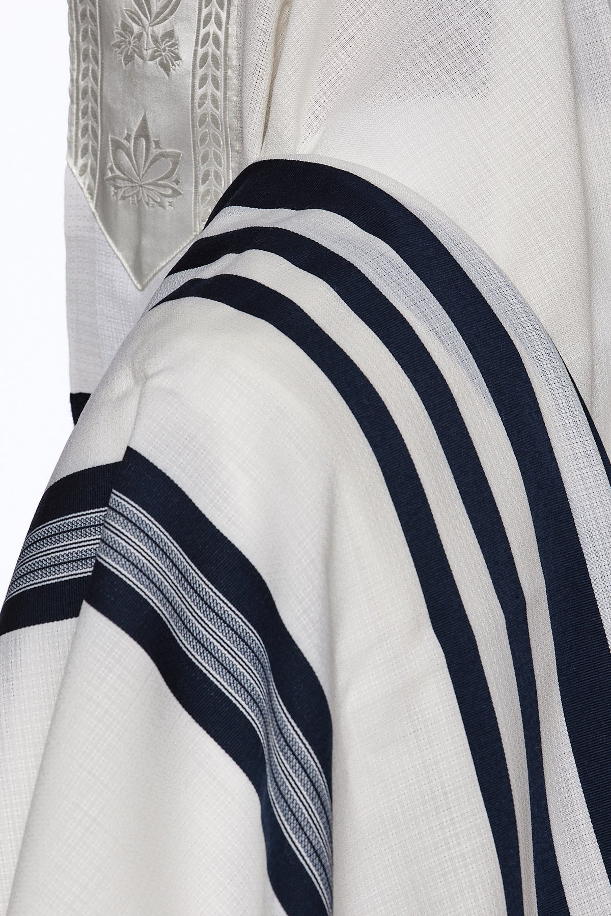 Musaf Wool Tallit – Premium Handwoven Edition