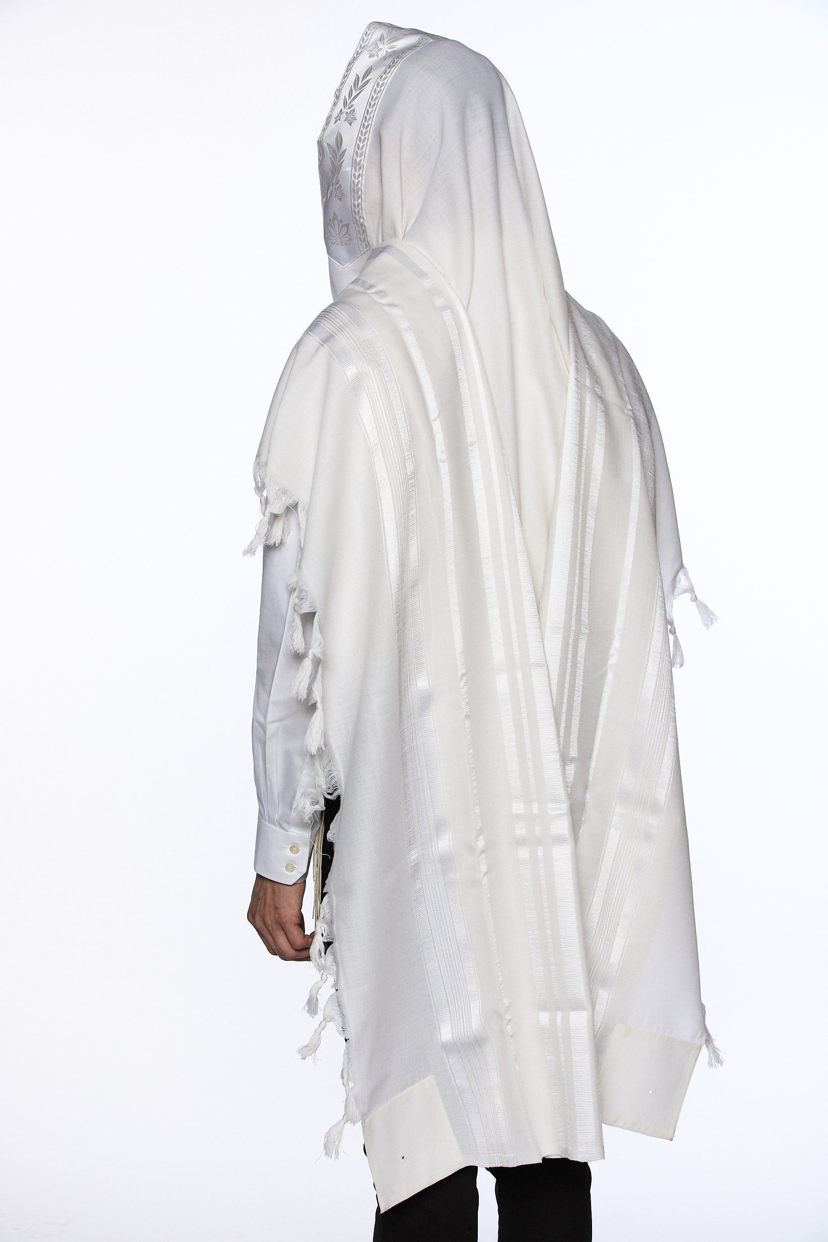 Mofet "Yishtabach" Wool Tallit