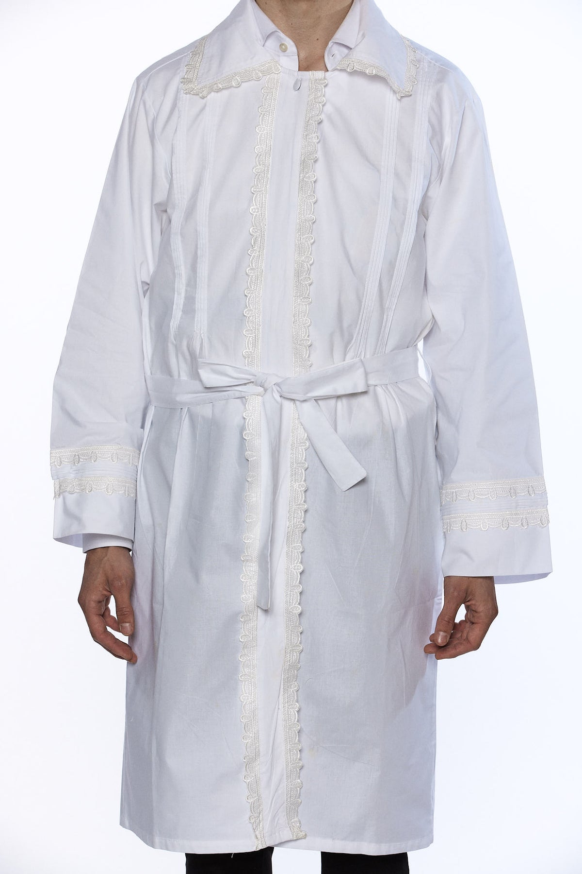 Kittel with lace detail in 100% cotton by Melechet Machshevet | MitzvahArt