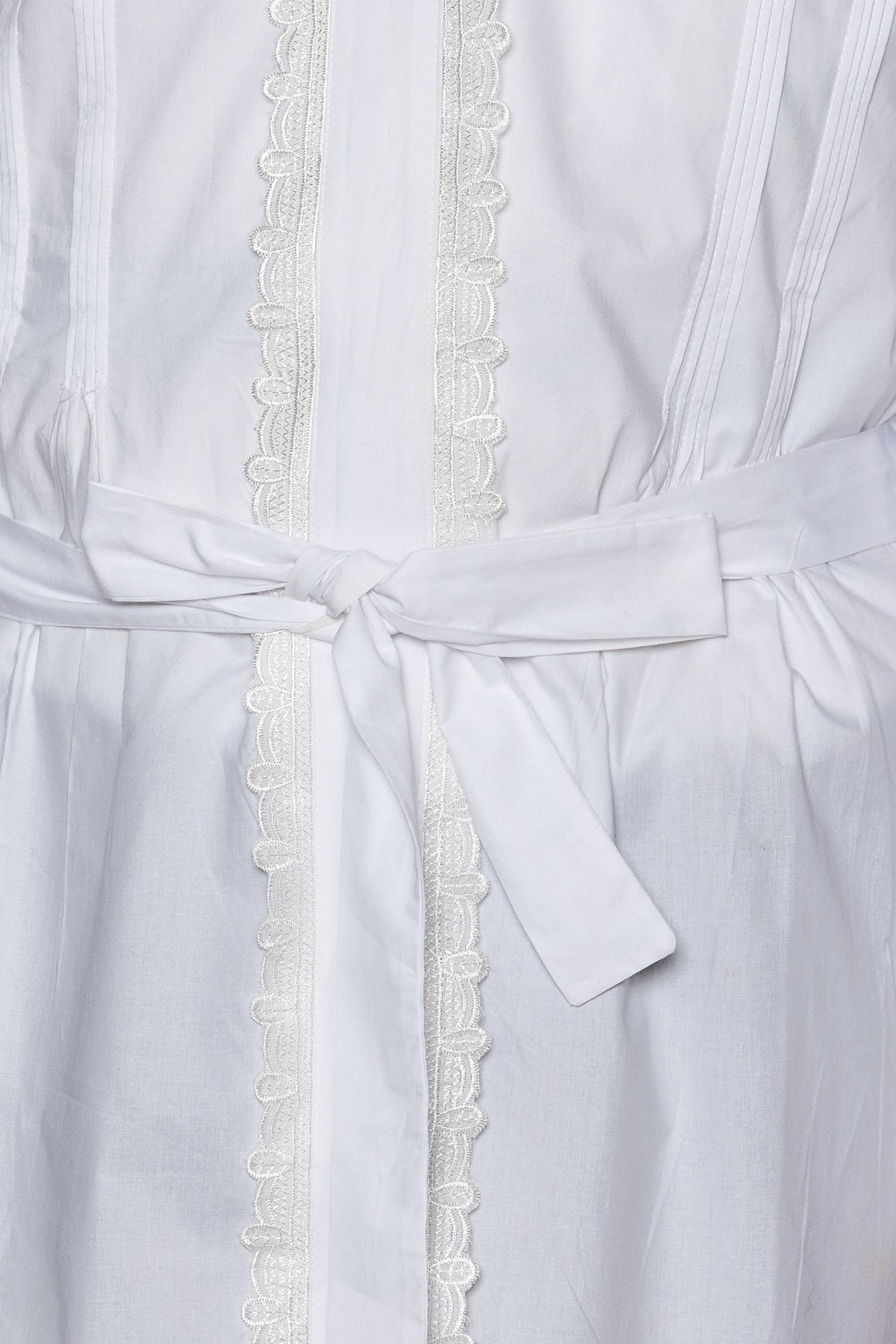 Kittel with lace detail, close view of the cotton fabric | MitzvahArt