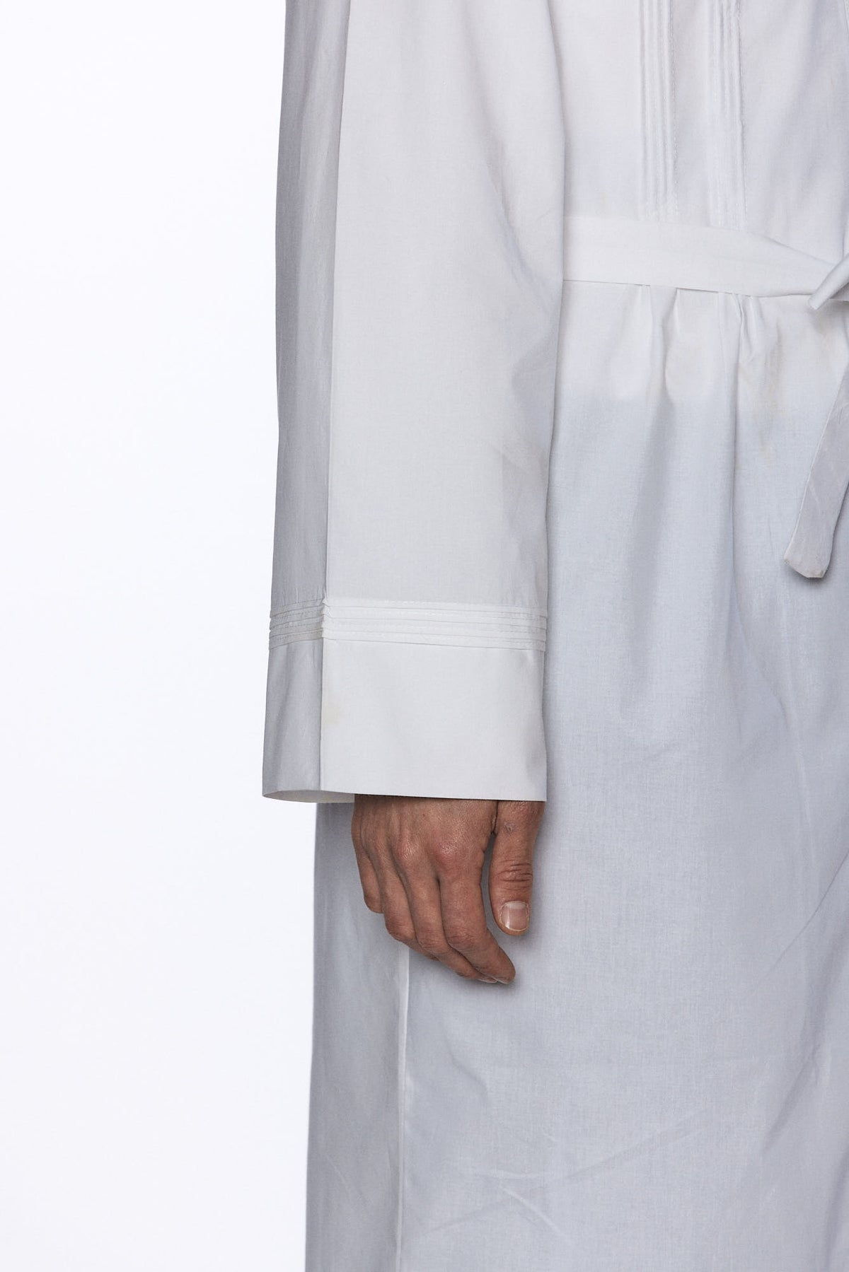 Plain white kittel in 100% cotton by Melechet Machshevet | MitzvahArt