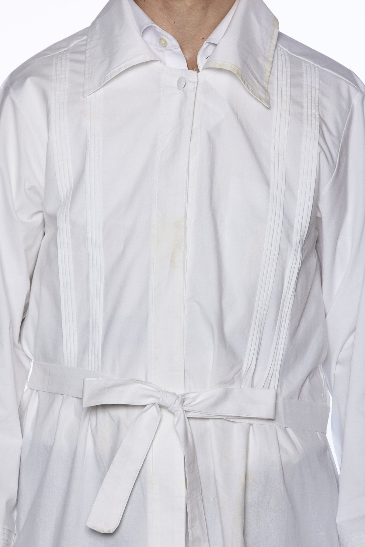 Plain white kittel, front view without trim or decoration | MitzvahArt