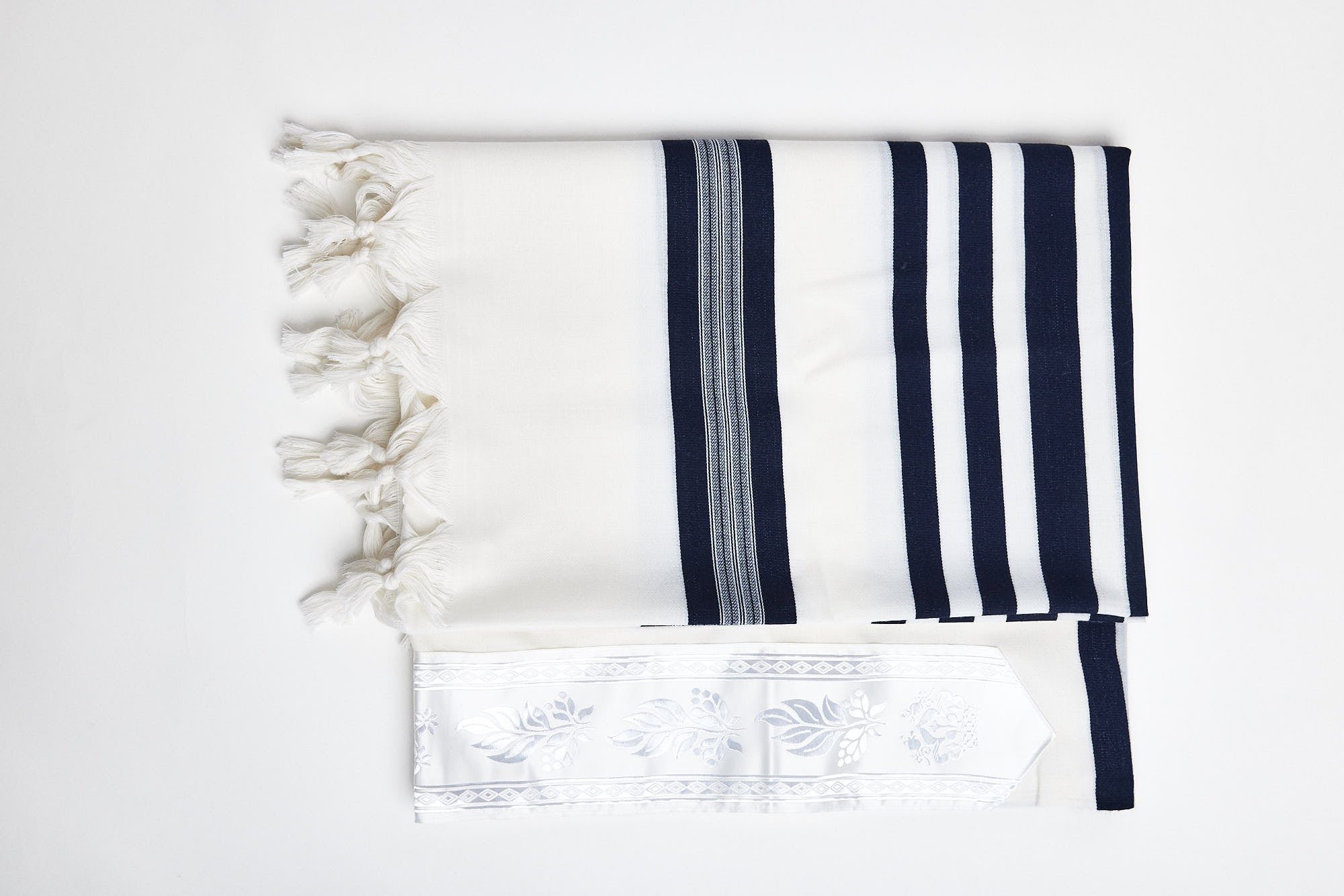 Mofet "Yishtabach" Wool Tallit