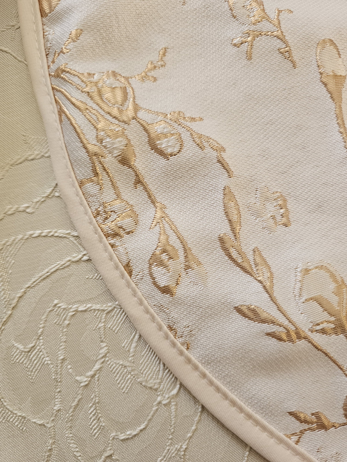Rosed Bloom matzah set, close view of the embroidery | MitzvahArt